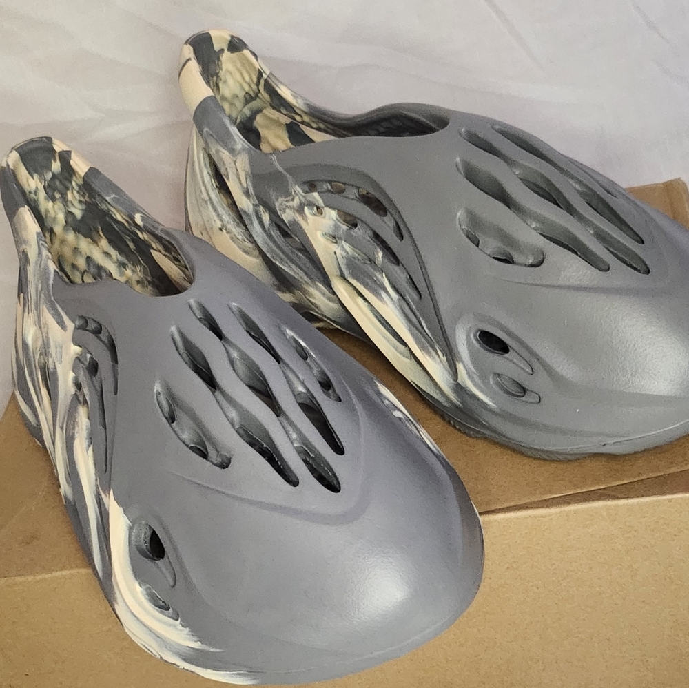 Adidas Yeezy Foam Runner Moon Grey‎ Men's Size 10